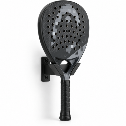 Pala de pádel colocada en vertical sobre el soporte de pared